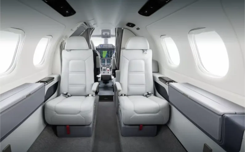 
								Embraer Phenom 100 full									