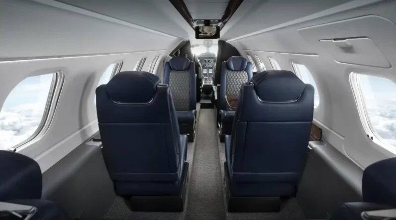 
								Embraer Phenom 300 full									