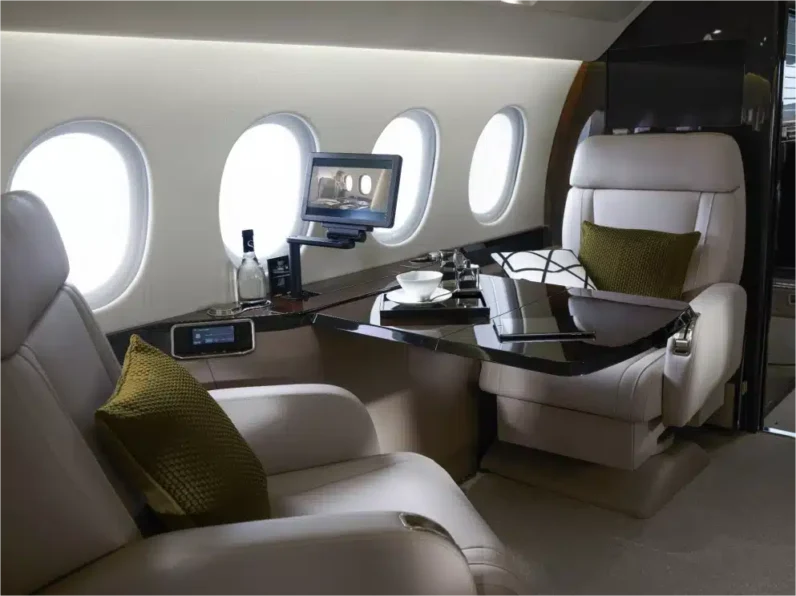 
								Dassault Falcon 900 full									