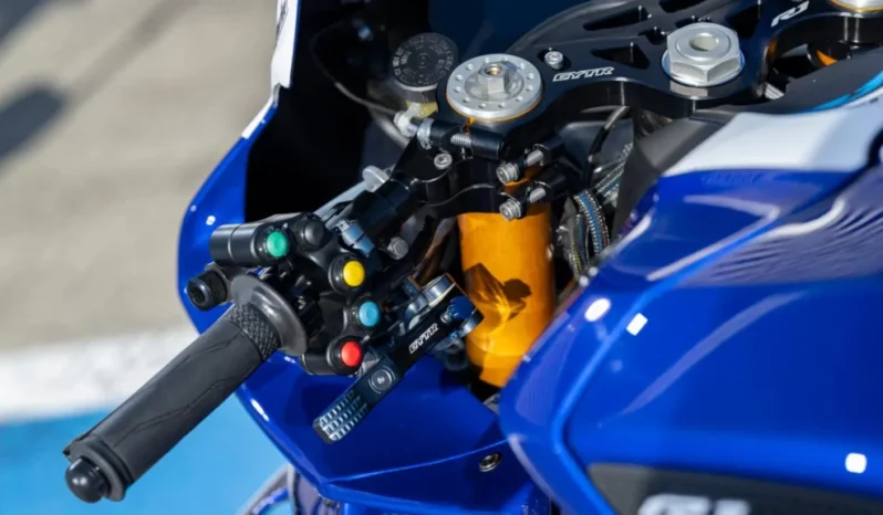 
								2025 Yamaha R1 Superbike track only full									